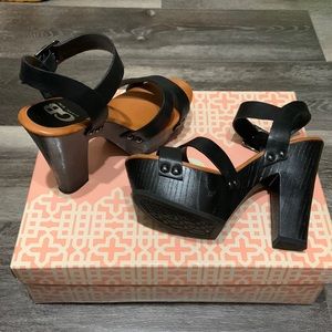 Gianni Bini leather Retro styled platform sandal.Size US 5.5 Gunmetal hardware.